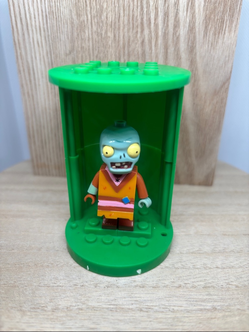 Green Display Pod with Zombie Minifigure